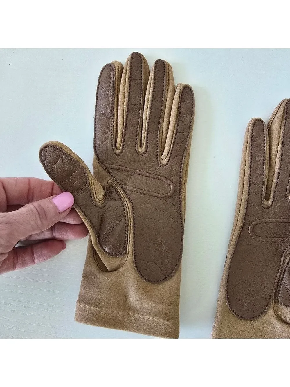 Leggs Sheer Energy Classic Tan Women's Stretchy Gloves with Brown Accent - OS